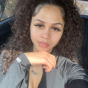 Meet your Posher, Nia